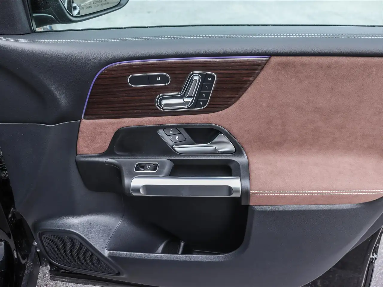 Mercedes-Benz GLB снимка Mercedes-Benz GLB