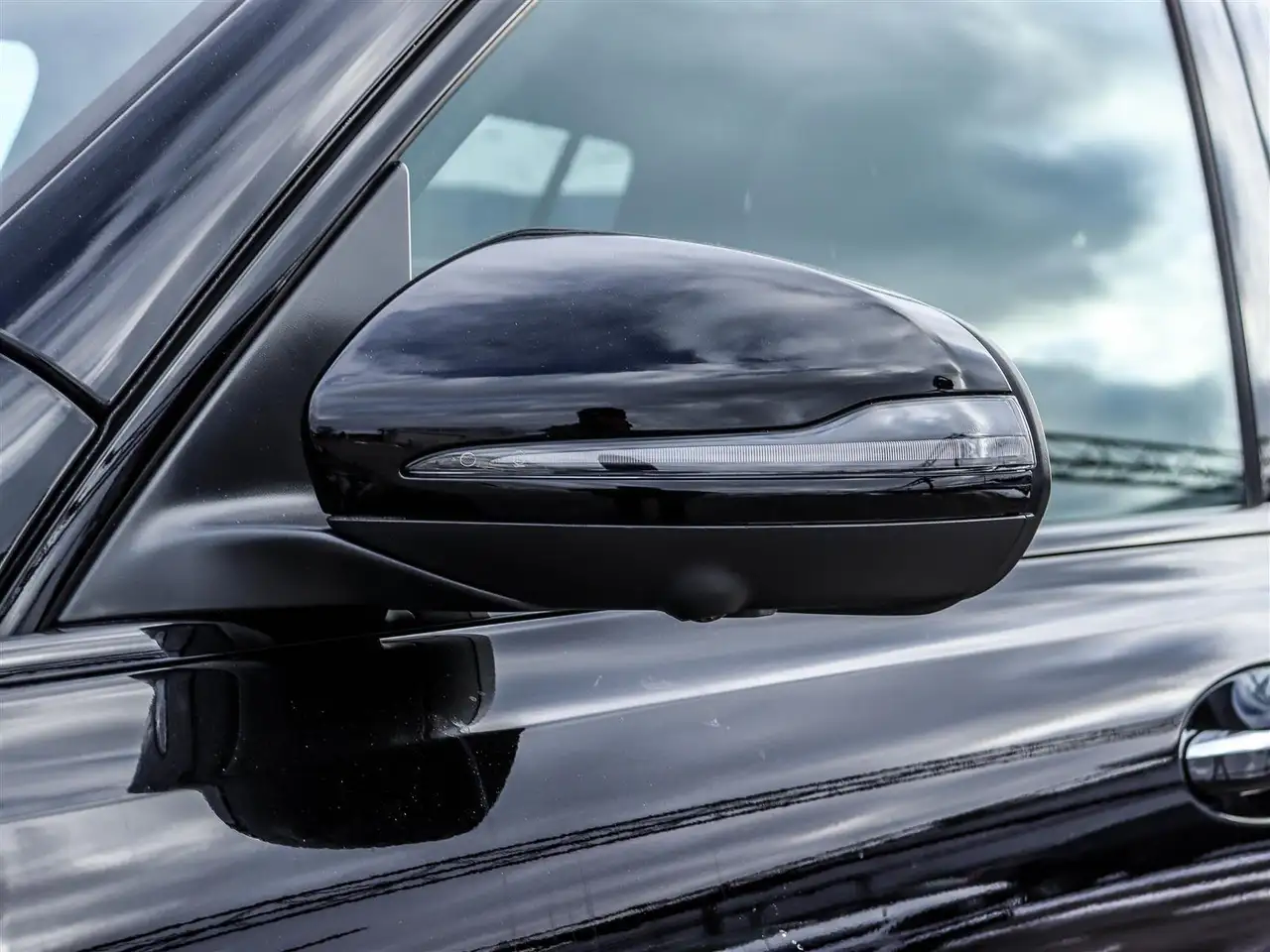 Mercedes-Benz GLB снимка Mercedes-Benz GLB