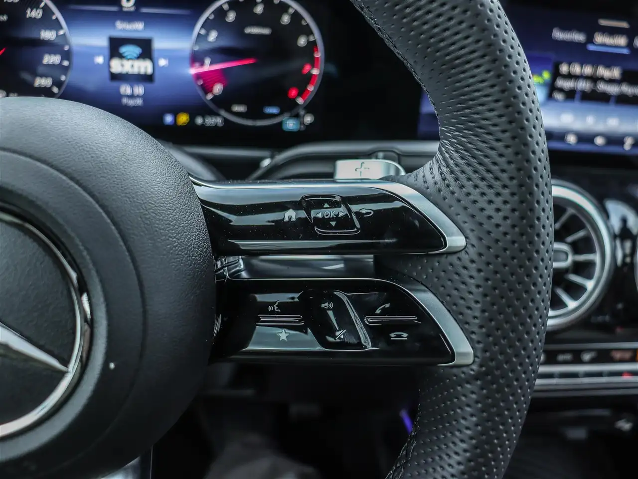 Mercedes-Benz GLB снимка Mercedes-Benz GLB