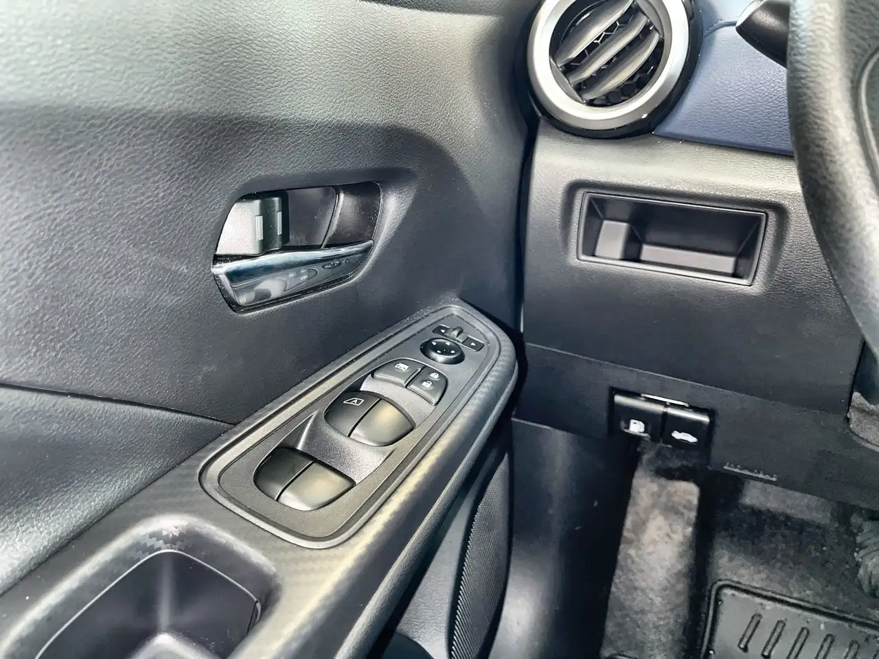 Nissan Versa снимка Nissan Versa
