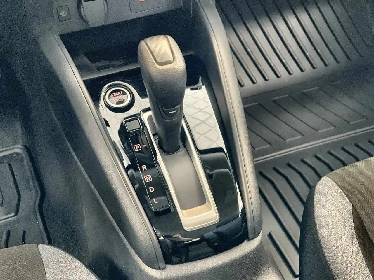 Nissan Versa снимка Nissan Versa