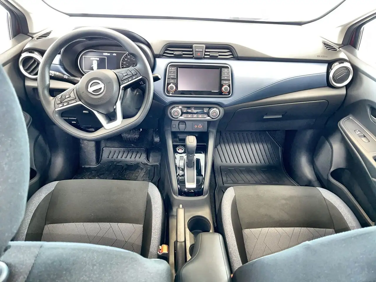 Nissan Versa снимка Nissan Versa