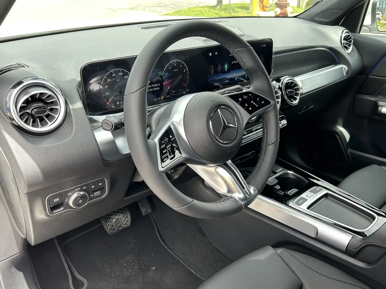 Mercedes-Benz GLB снимка Mercedes-Benz GLB