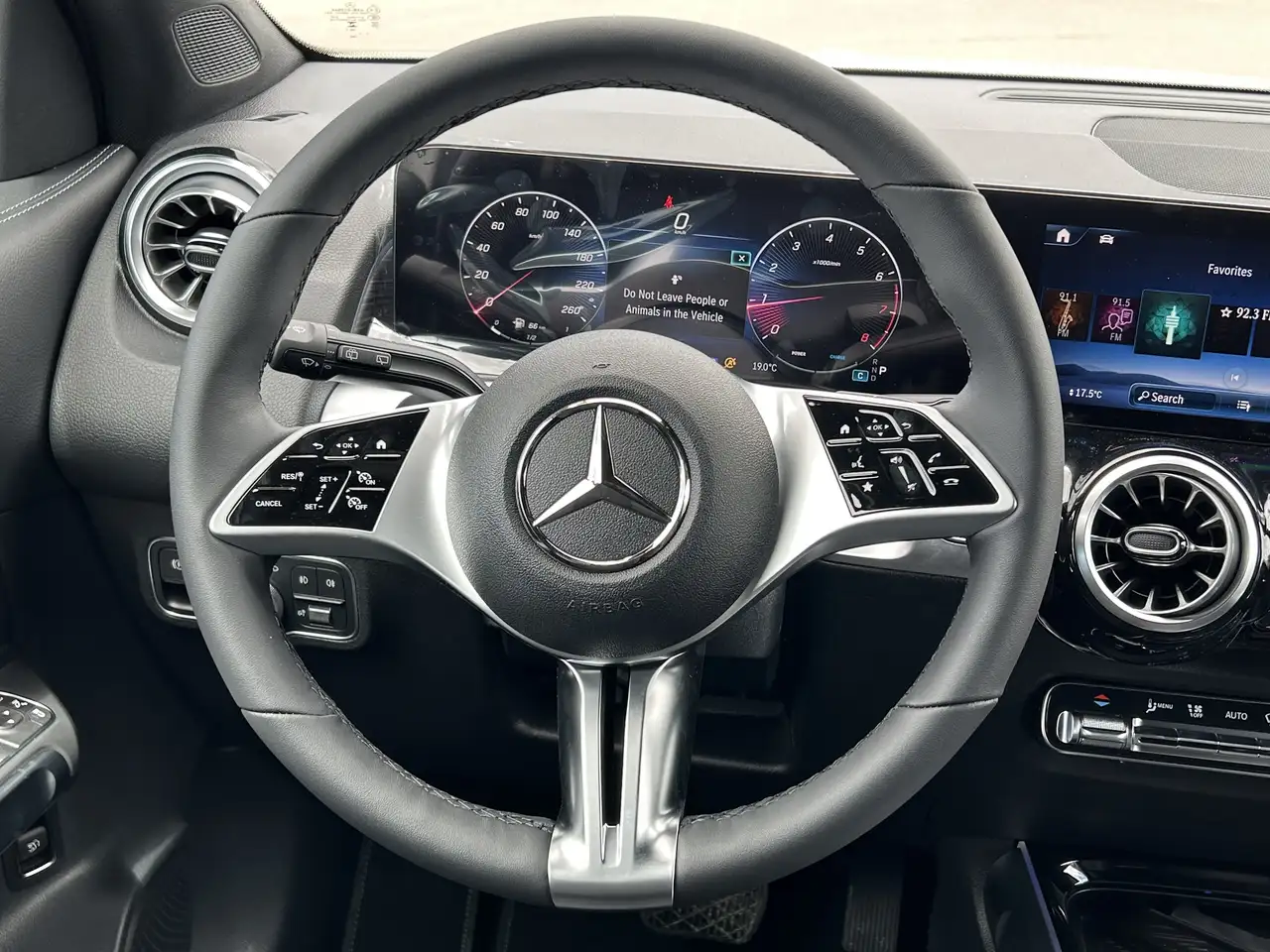 Mercedes-Benz GLB снимка Mercedes-Benz GLB