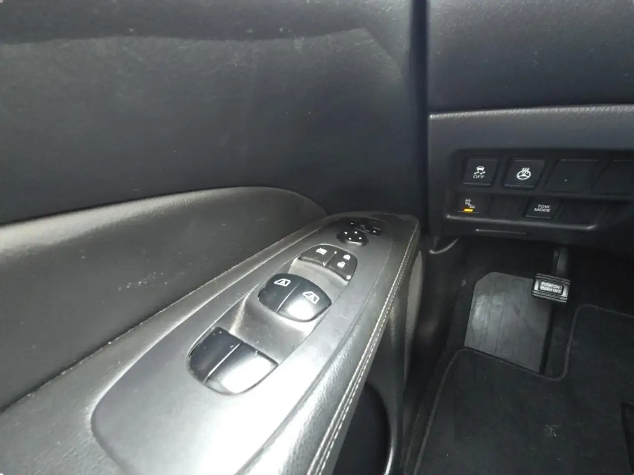 Nissan Pathfinder снимка Nissan Pathfinder