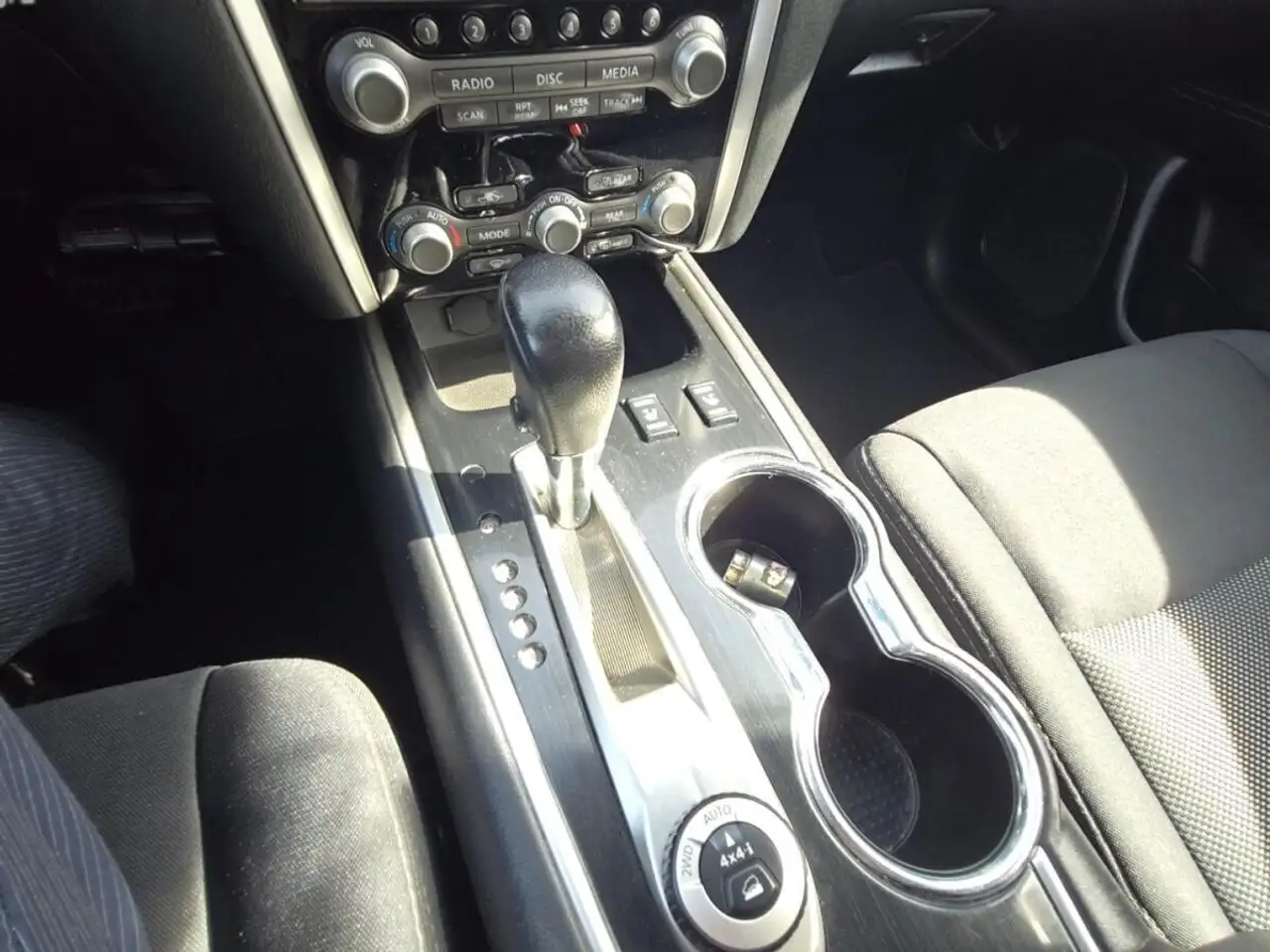 Nissan Pathfinder снимка Nissan Pathfinder