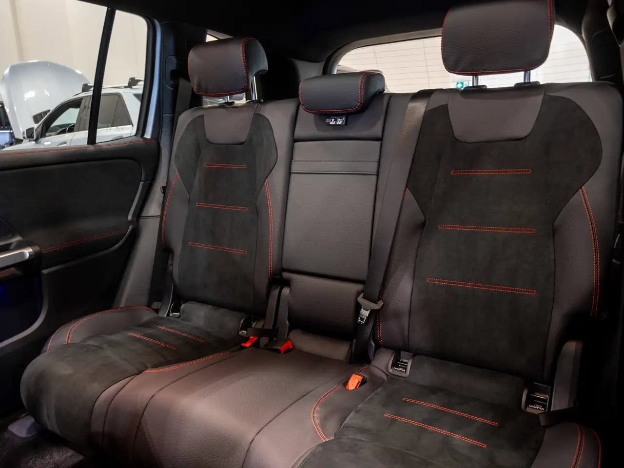 Mercedes-Benz GLB снимка Mercedes-Benz GLB