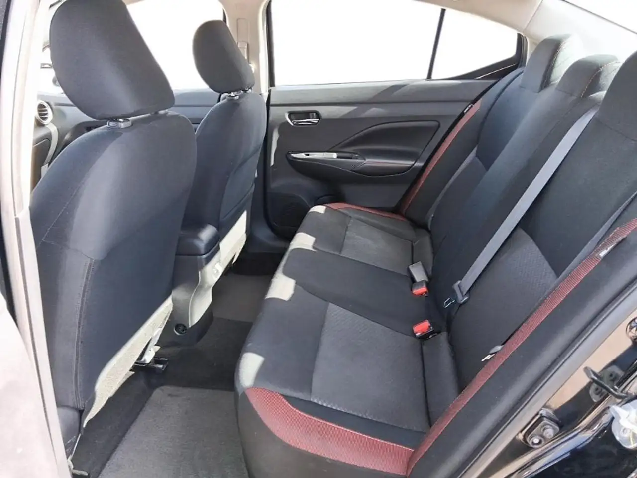 Nissan Versa снимка Nissan Versa
