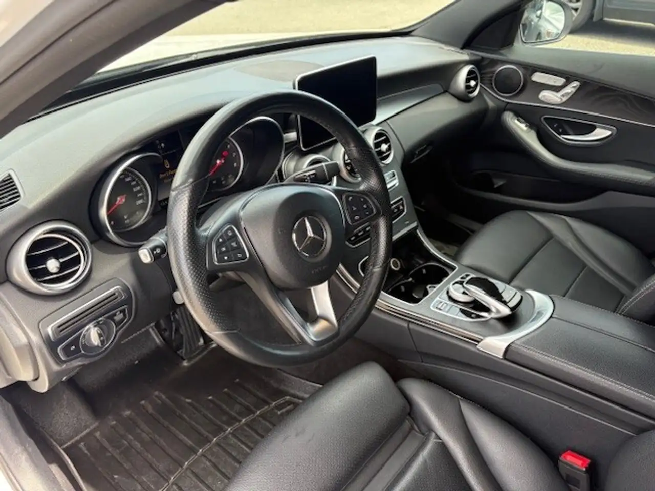 Mercedes-Benz C-Class снимка Mercedes-Benz C-Class