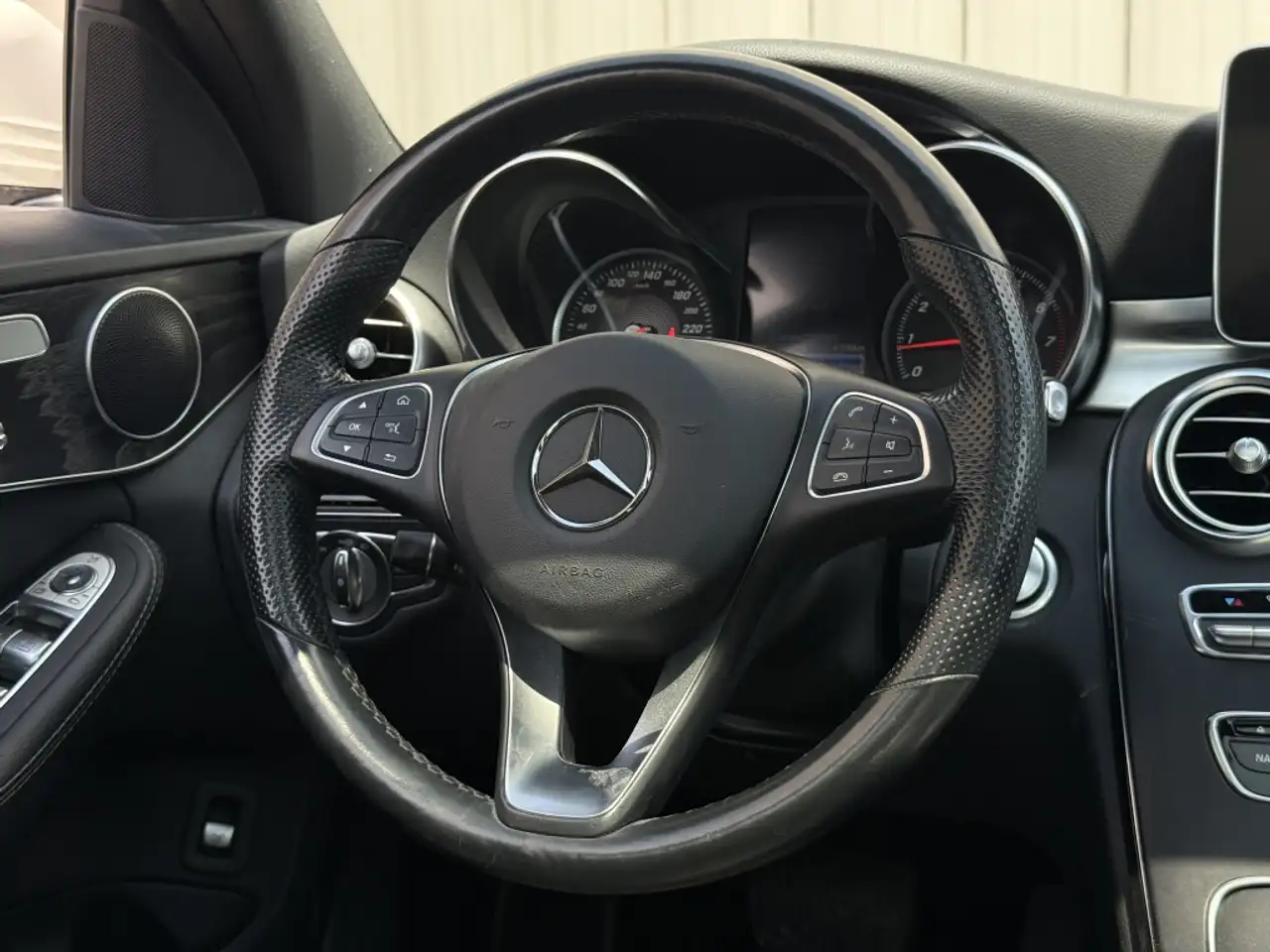 Mercedes-Benz C-Class снимка Mercedes-Benz C-Class