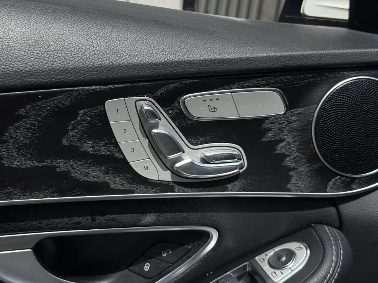Mercedes-Benz C-Class снимка Mercedes-Benz C-Class