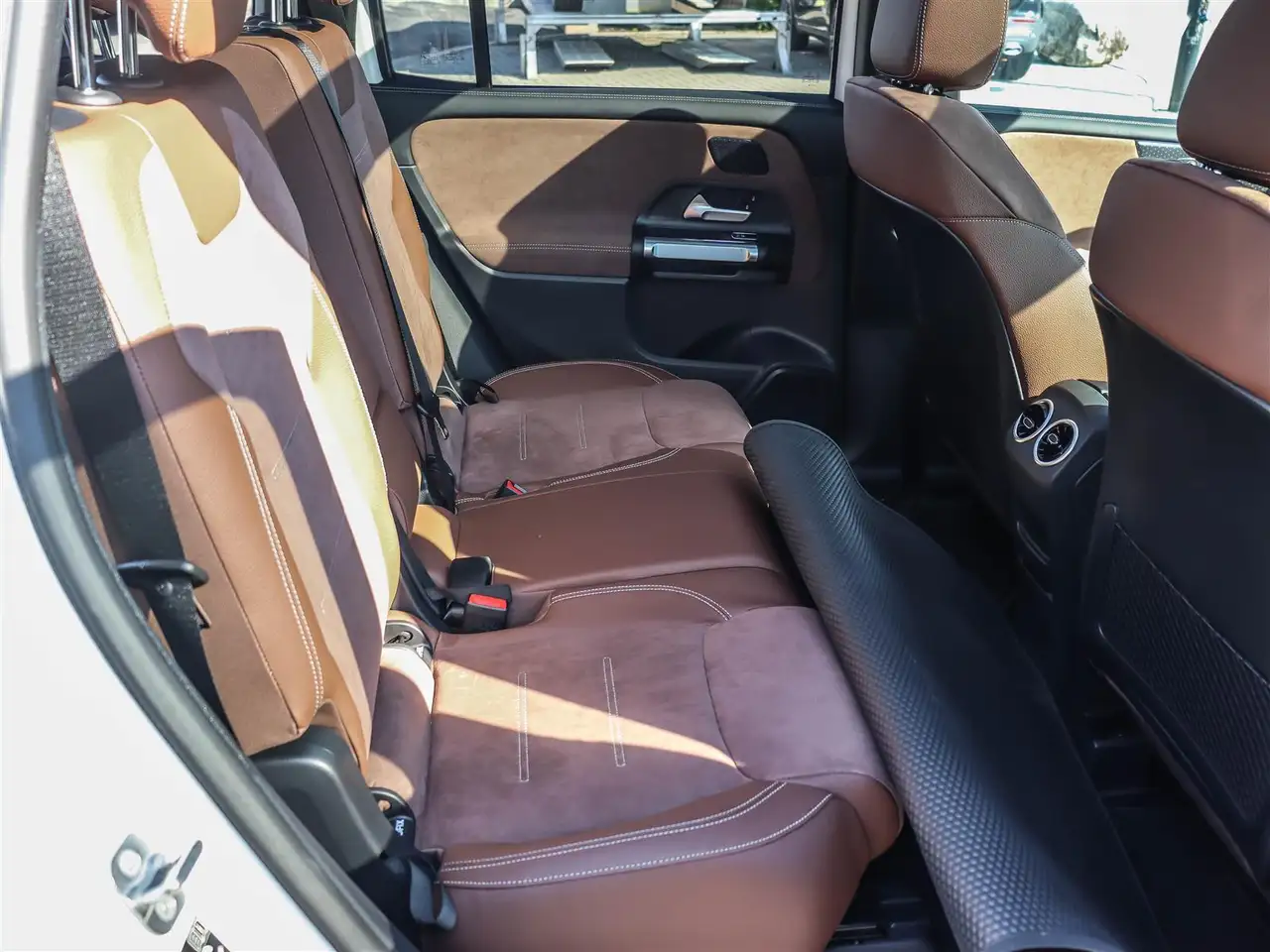 Mercedes-Benz GLB снимка Mercedes-Benz GLB