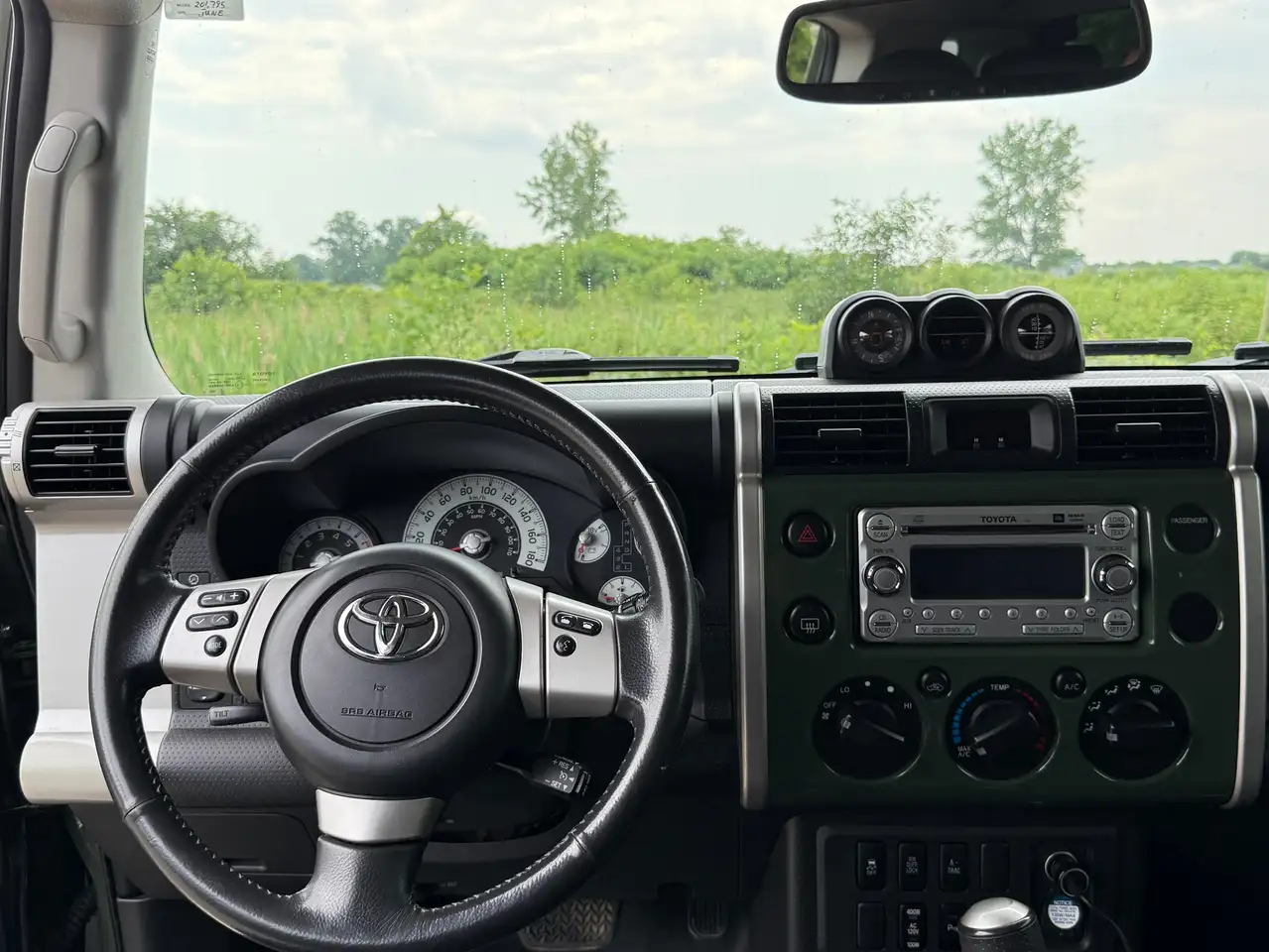 Toyota FJ Cruiser снимка Toyota FJ Cruiser