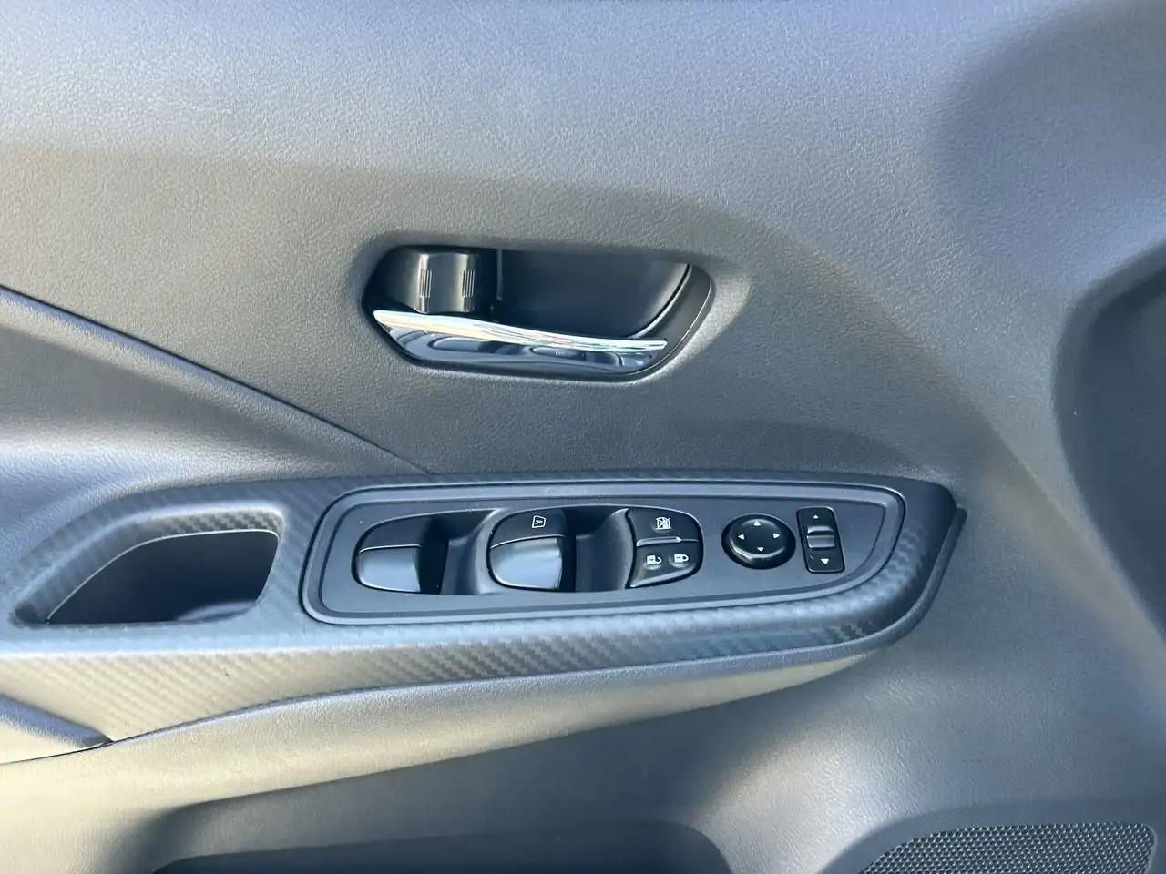 Nissan Versa снимка Nissan Versa