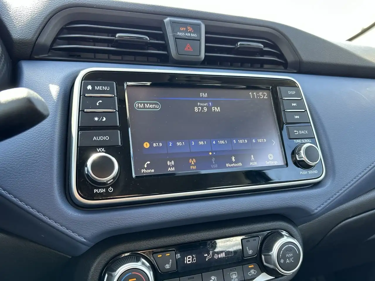 Nissan Versa снимка Nissan Versa