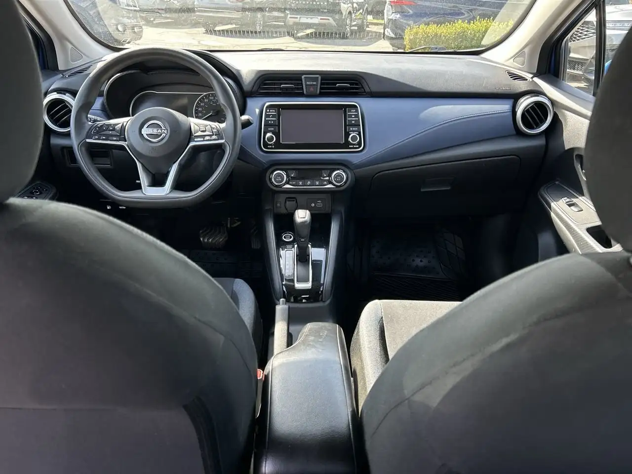 Nissan Versa снимка Nissan Versa