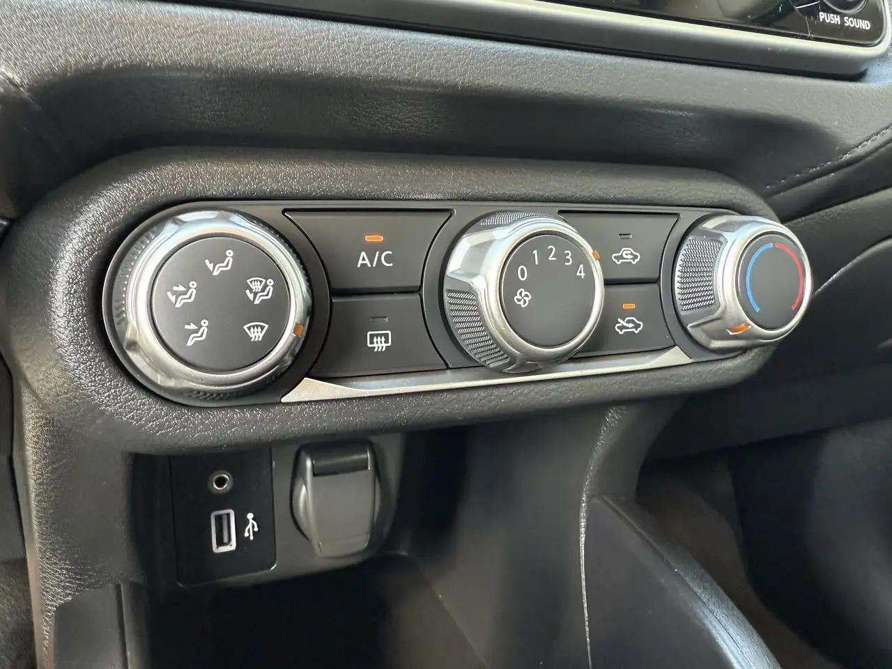 Nissan Versa снимка Nissan Versa