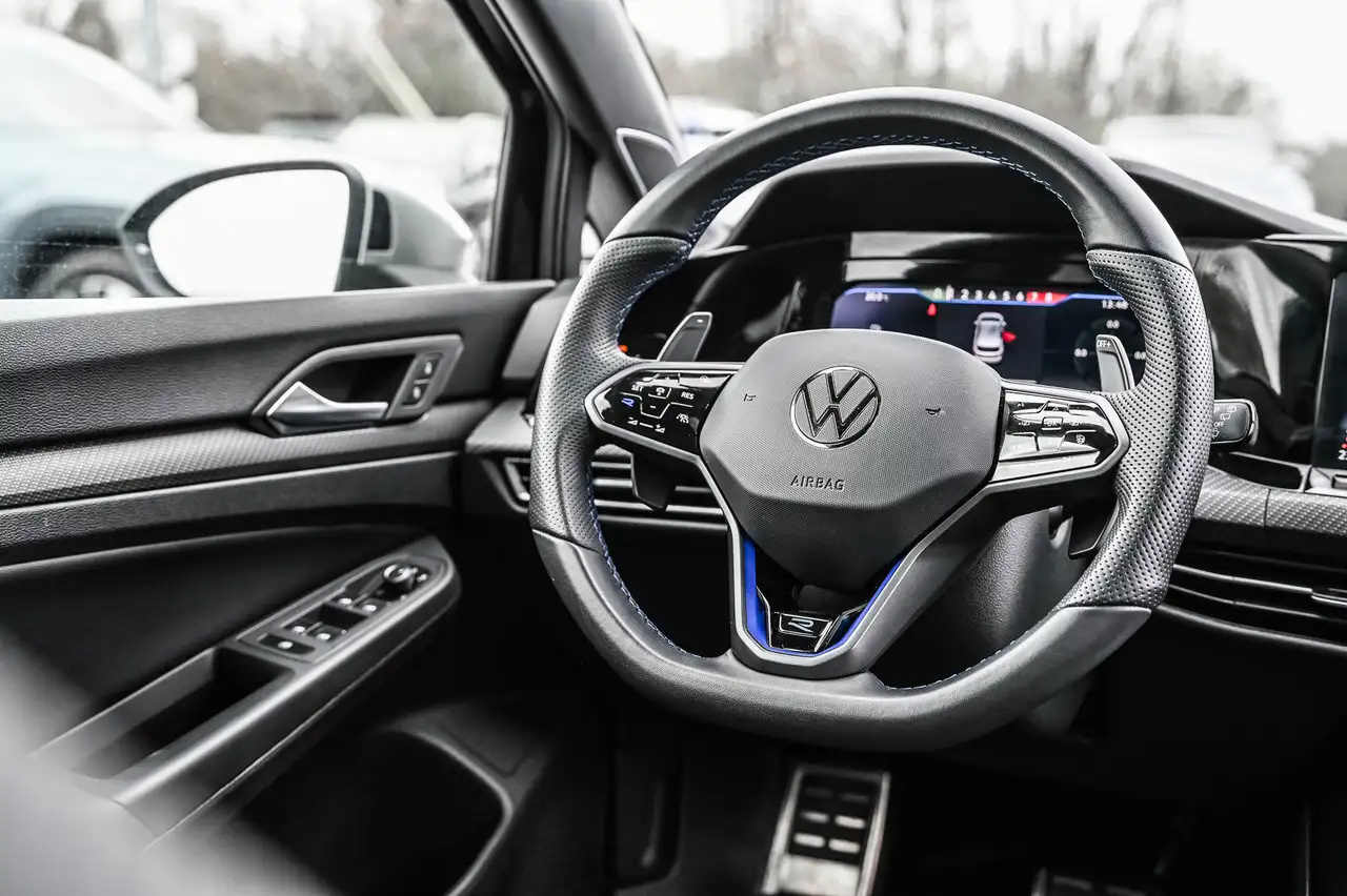 Volkswagen Golf R снимка Volkswagen Golf R