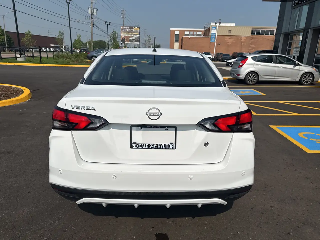 Nissan Versa снимка Nissan Versa