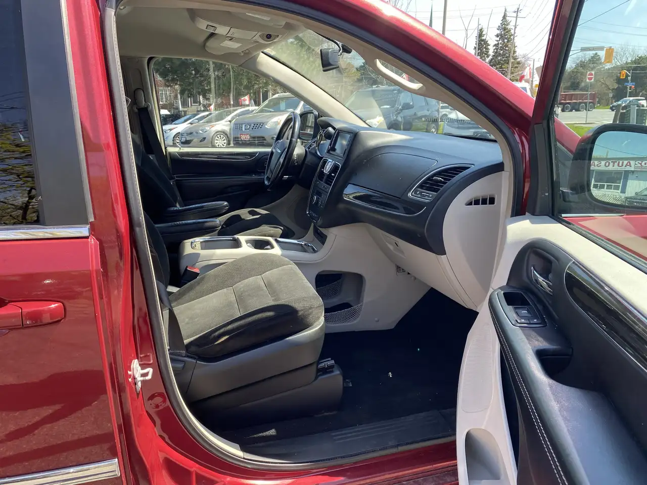 Chrysler Town & Country снимка Chrysler Town & Country
