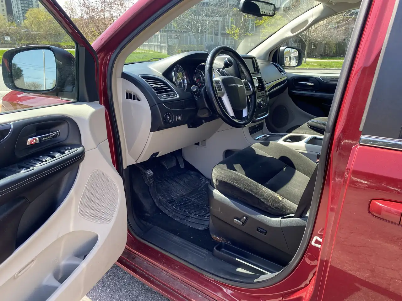 Chrysler Town & Country снимка Chrysler Town & Country