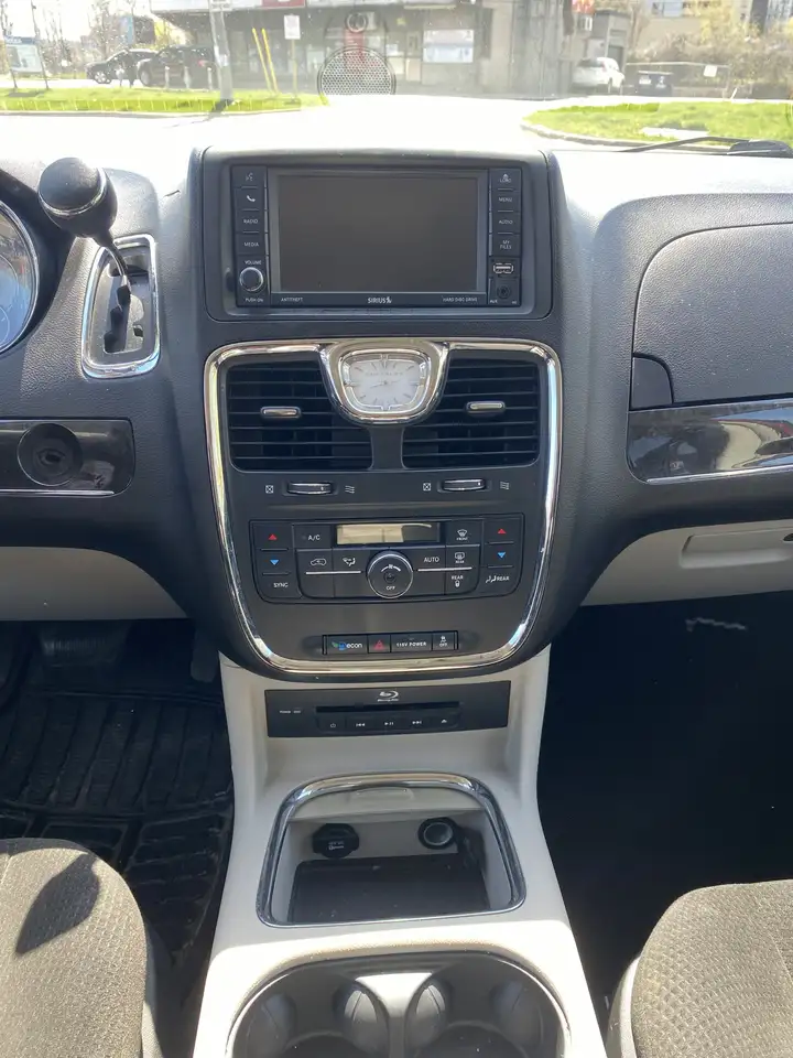 Chrysler Town & Country снимка Chrysler Town & Country