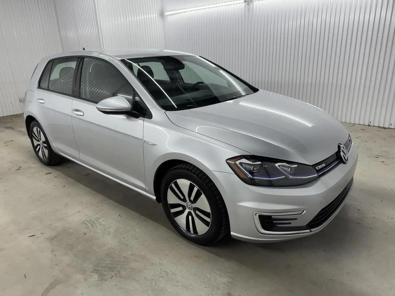 Volkswagen e-Golf photo Volkswagen e-Golf