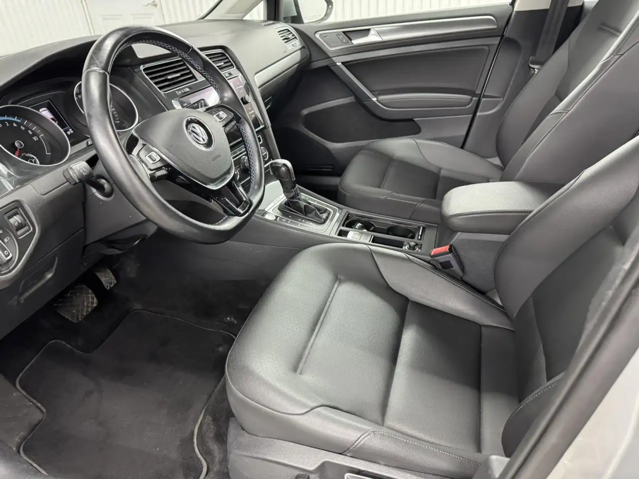 Volkswagen e-Golf photo Volkswagen e-Golf