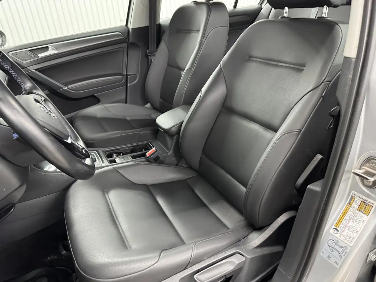 Volkswagen e-Golf photo Volkswagen e-Golf