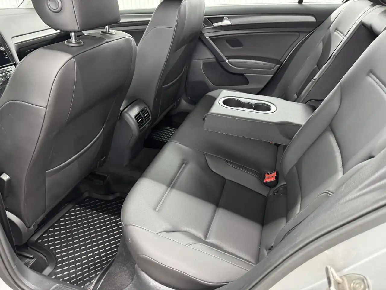 Volkswagen e-Golf photo Volkswagen e-Golf