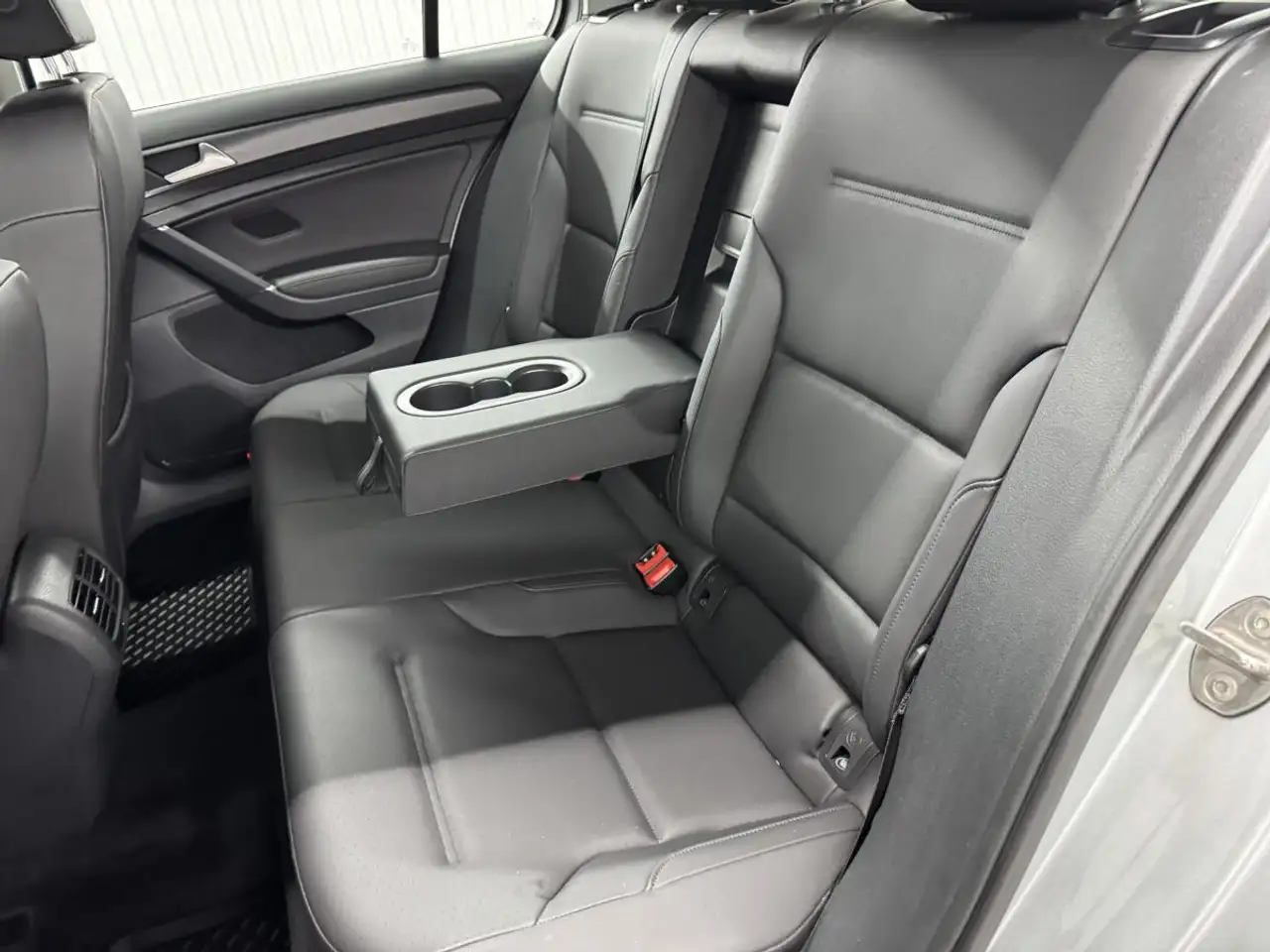 Volkswagen e-Golf photo Volkswagen e-Golf