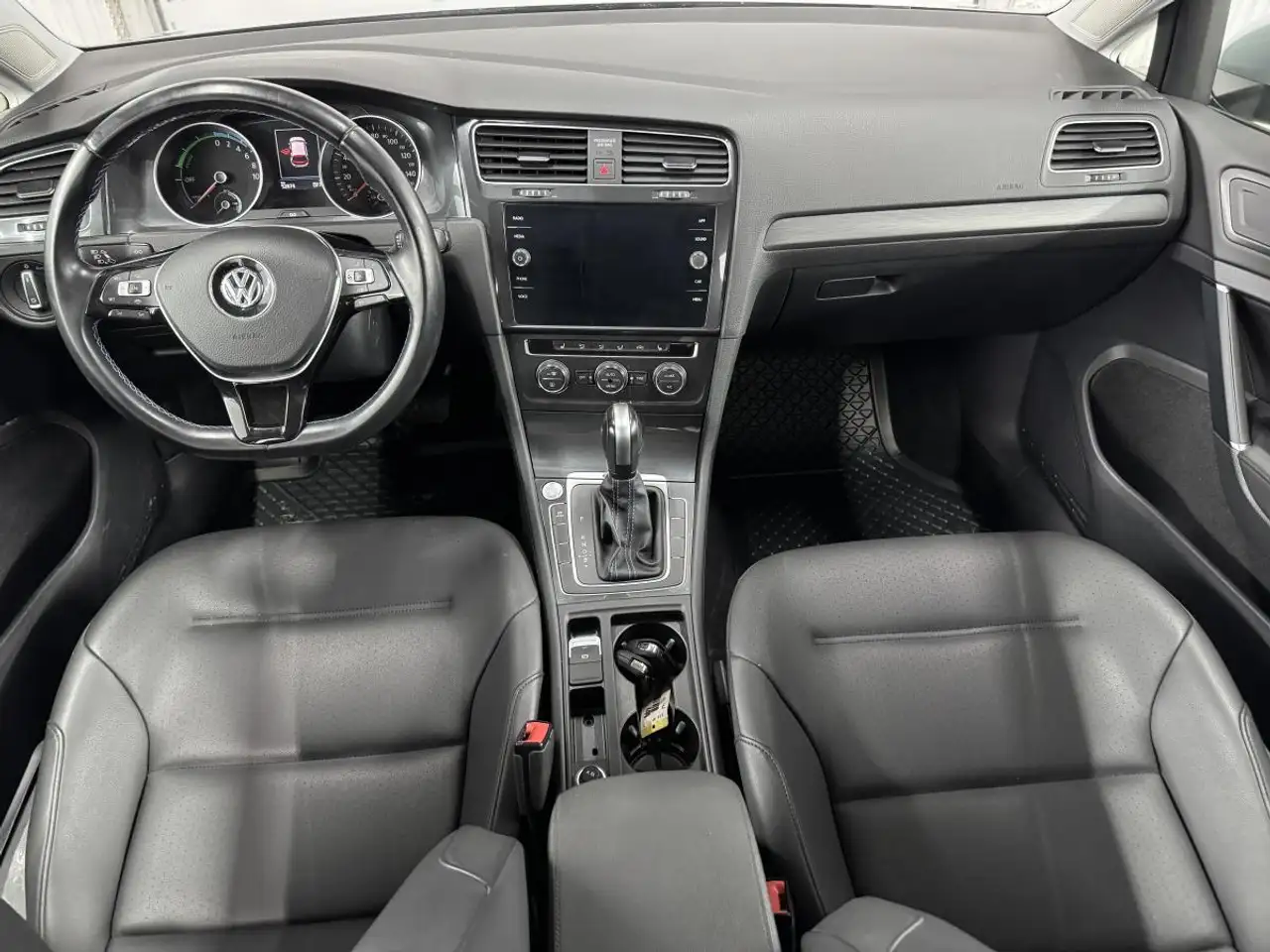 Volkswagen e-Golf photo Volkswagen e-Golf