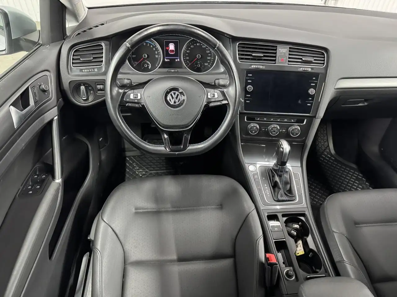 Volkswagen e-Golf photo Volkswagen e-Golf