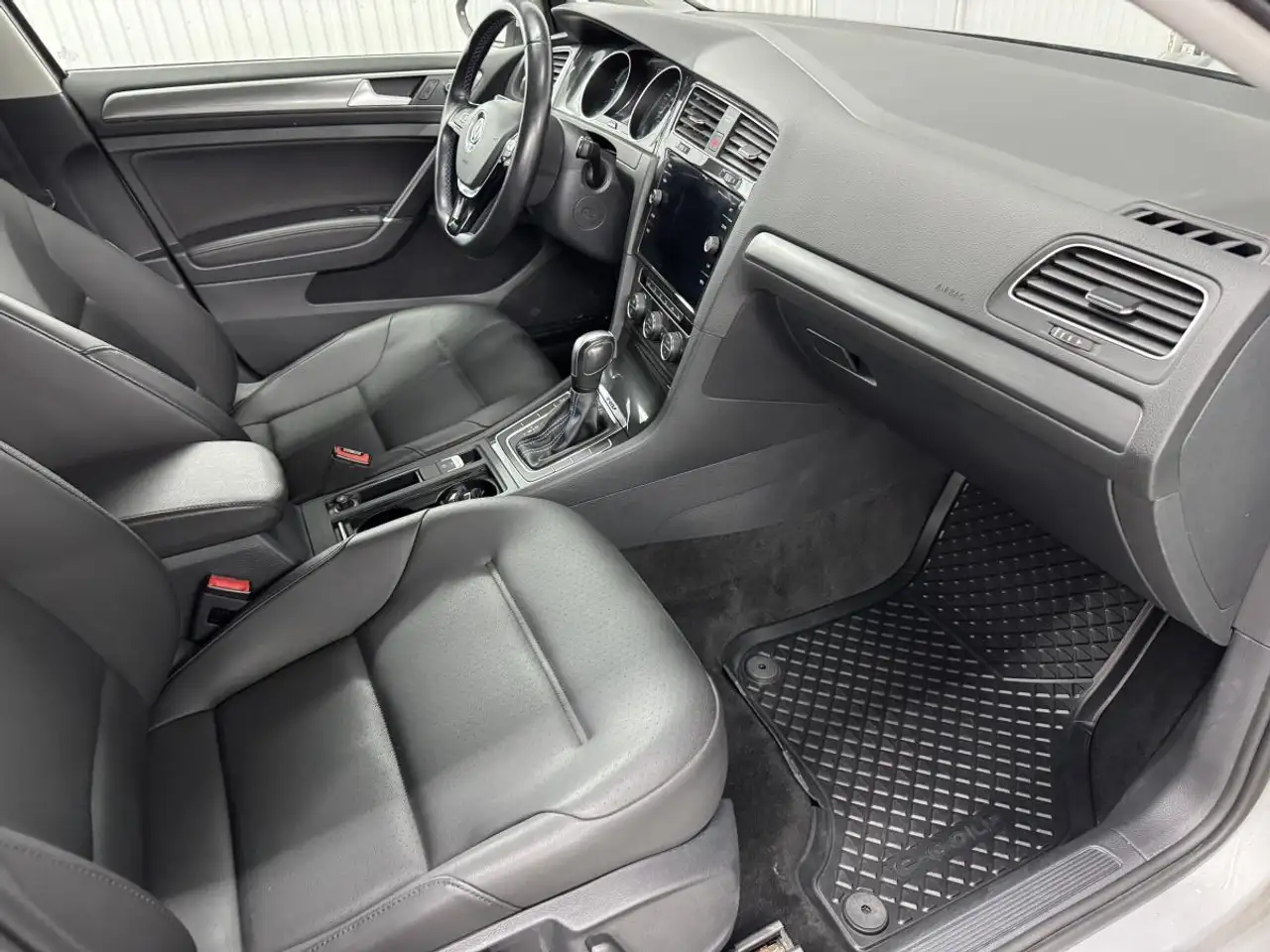 Volkswagen e-Golf photo Volkswagen e-Golf