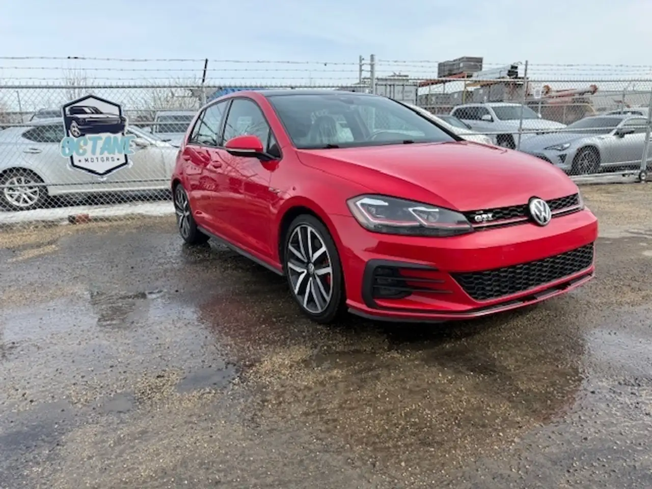 Volkswagen Golf GTI снимка Volkswagen Golf GTI