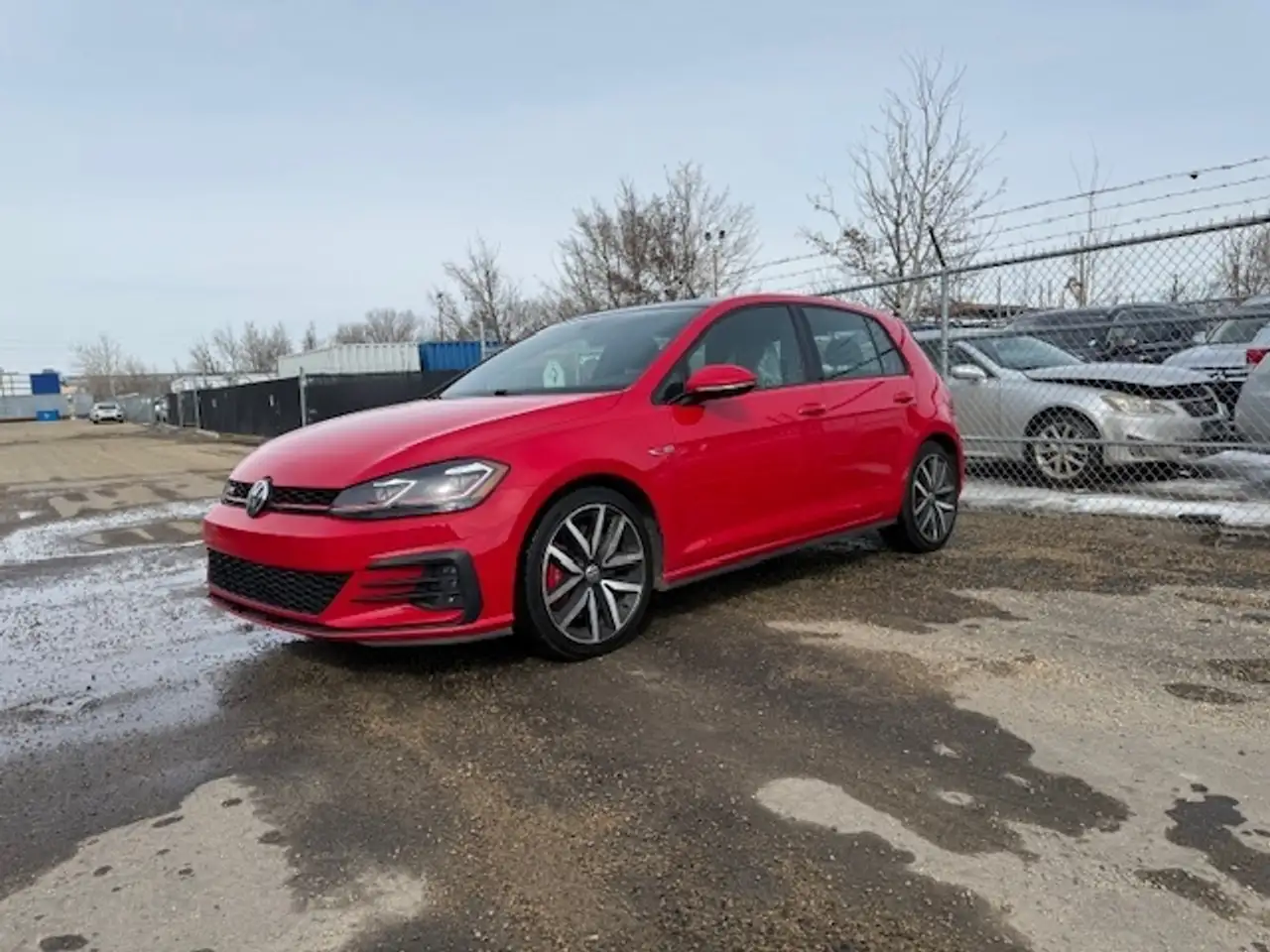 Volkswagen Golf GTI снимка Volkswagen Golf GTI