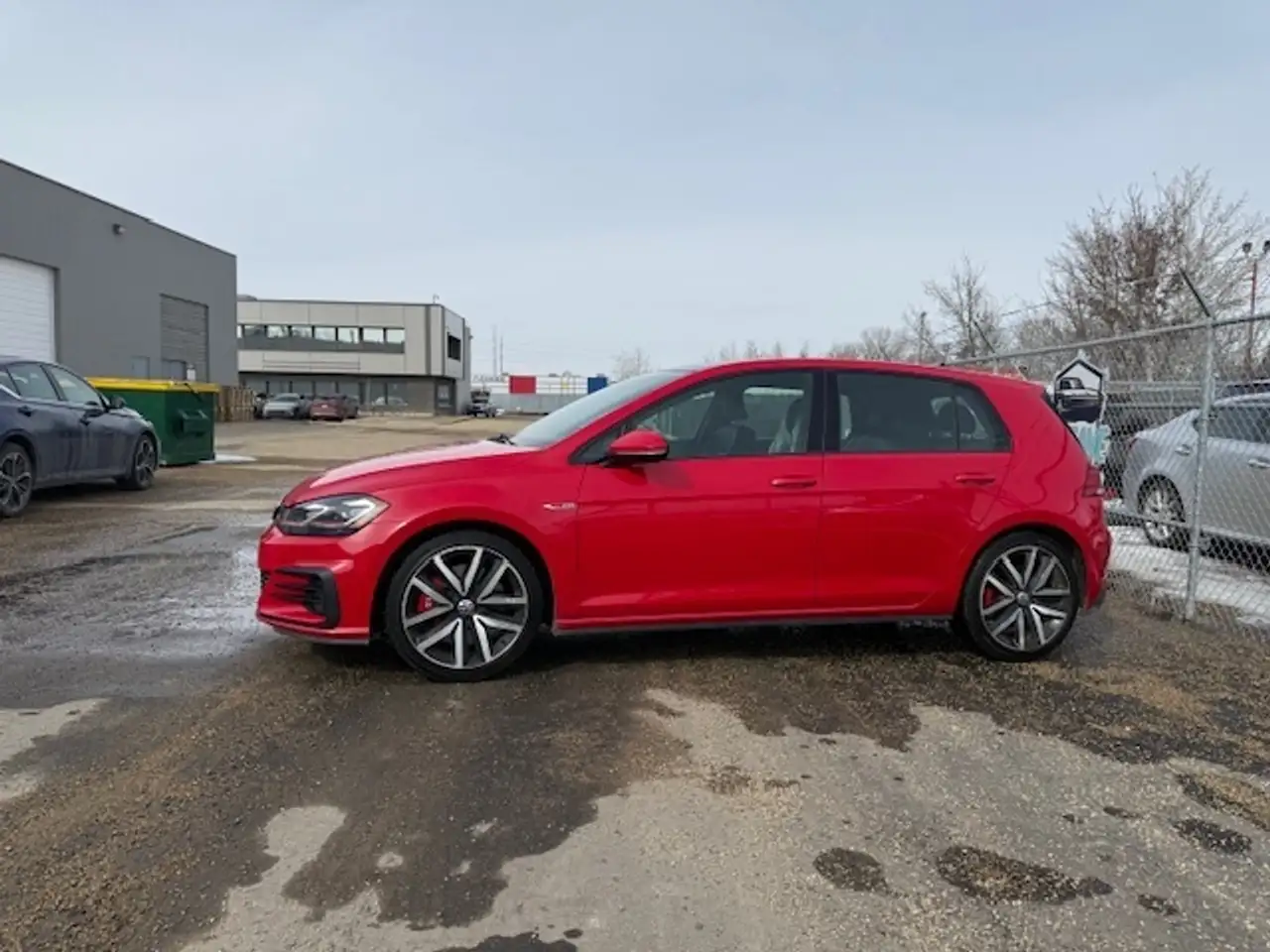 Volkswagen Golf GTI снимка Volkswagen Golf GTI