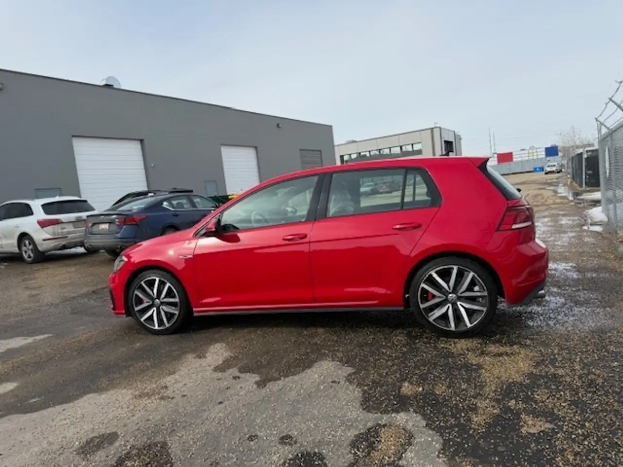 Volkswagen Golf GTI снимка Volkswagen Golf GTI