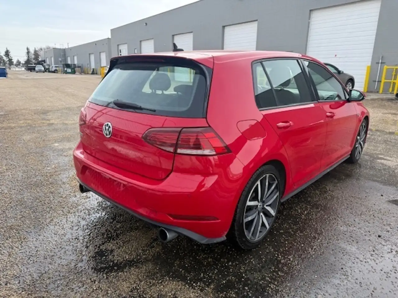 Volkswagen Golf GTI снимка Volkswagen Golf GTI