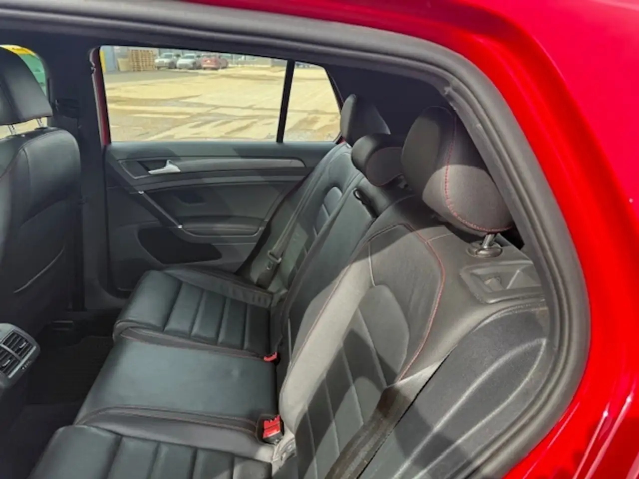 Volkswagen Golf GTI снимка Volkswagen Golf GTI