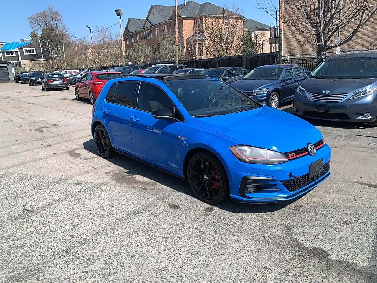 Volkswagen Golf GTI снимка Volkswagen Golf GTI