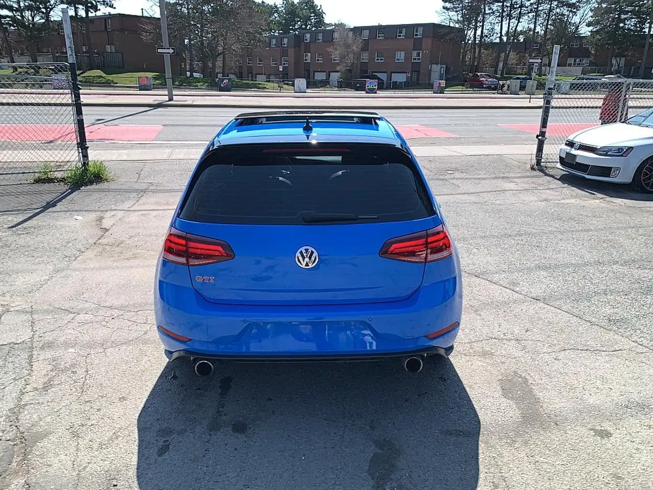 Volkswagen Golf GTI снимка Volkswagen Golf GTI