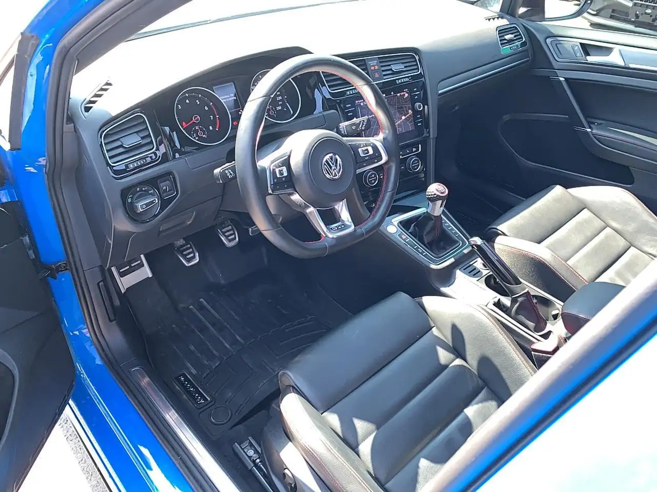 Volkswagen Golf GTI снимка Volkswagen Golf GTI