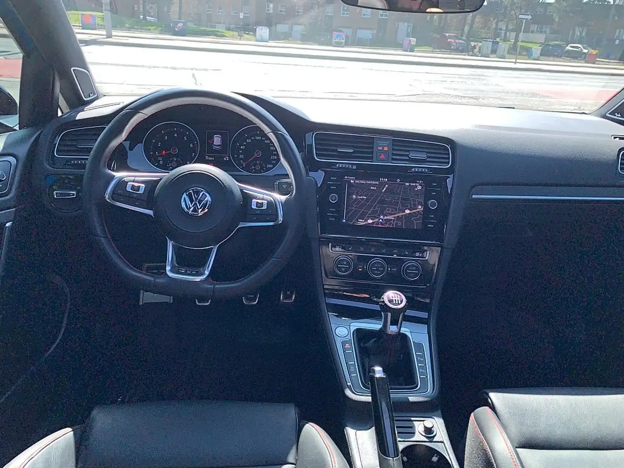 Volkswagen Golf GTI снимка Volkswagen Golf GTI