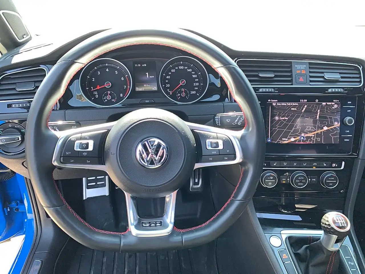 Volkswagen Golf GTI снимка Volkswagen Golf GTI