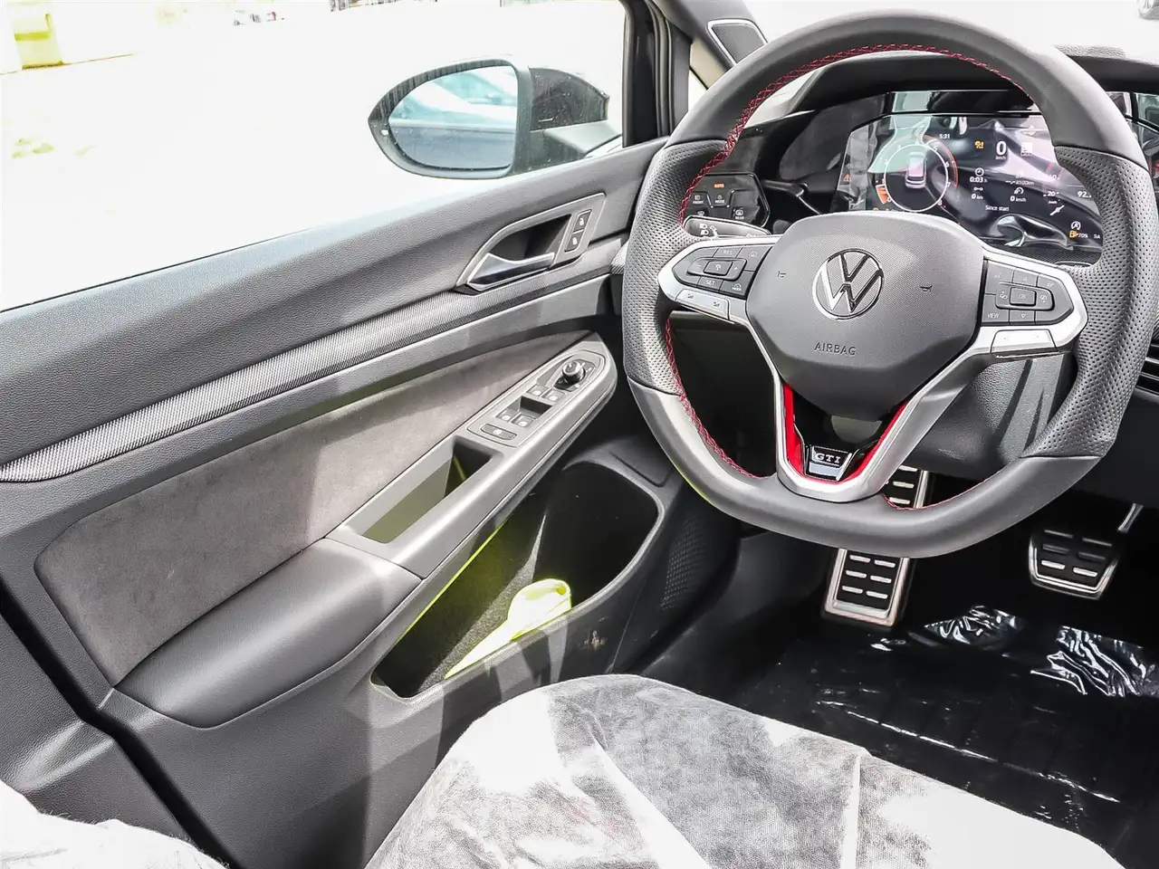 Volkswagen Golf GTI снимка Volkswagen Golf GTI