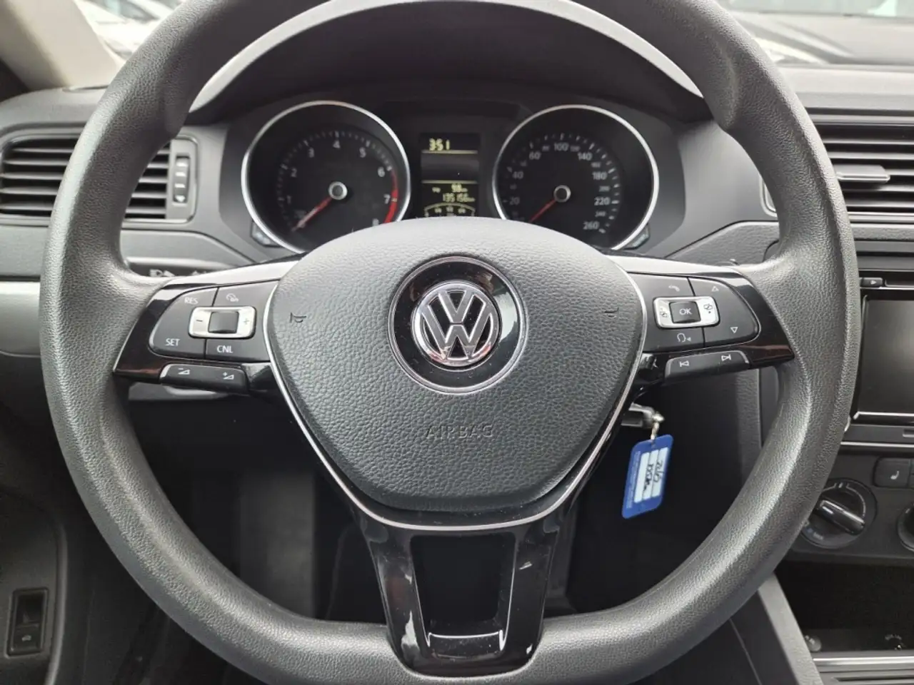 Volkswagen Jetta снимка Volkswagen Jetta