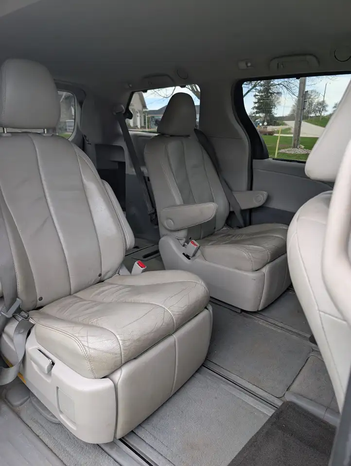 Toyota Sienna снимка Toyota Sienna