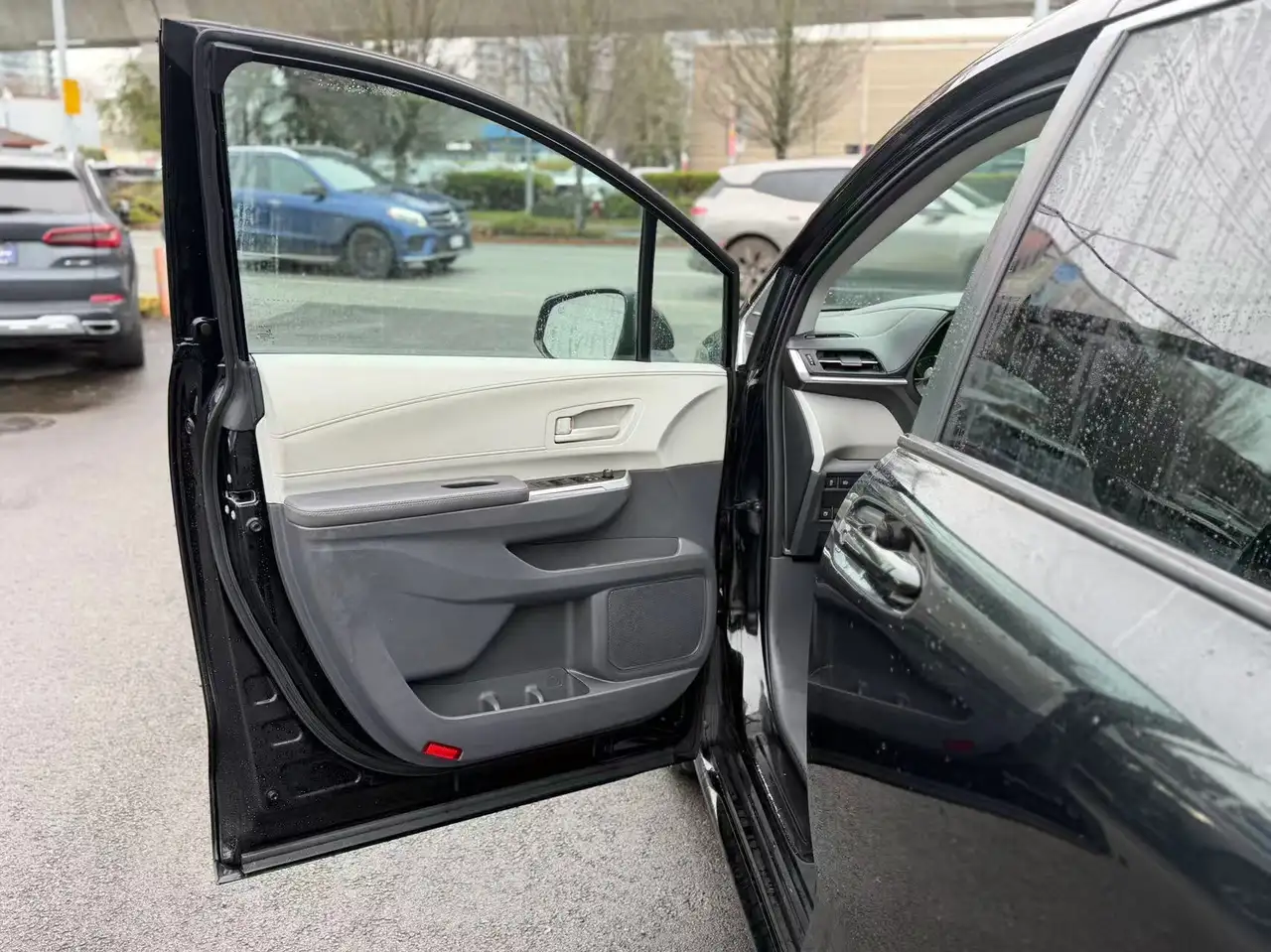 Toyota Sienna снимка Toyota Sienna