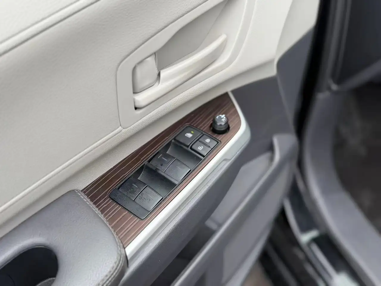 Toyota Sienna снимка Toyota Sienna